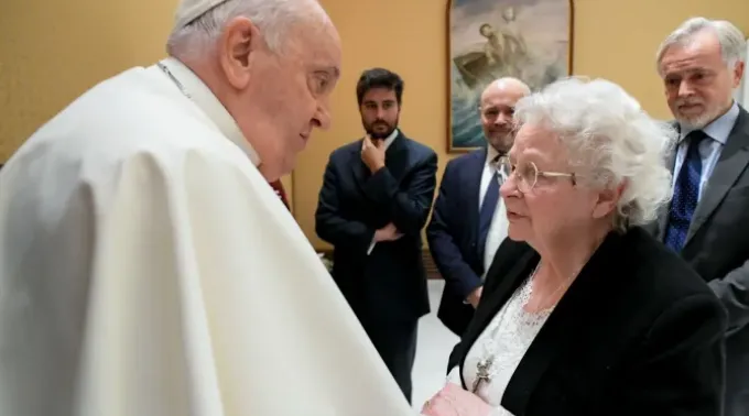 Papa Francisco recebe Roseline Hamel no Vaticano. ?? 