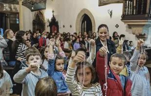 Crianças rezando o terço em Portugal.