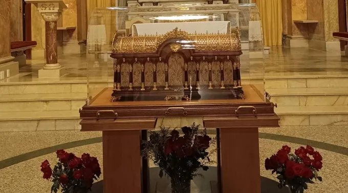Relicário com as relíquias de santa Teresinha