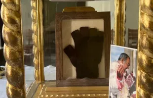 Luva de são Pio de Pietrelcina exposta na basílica da Penha no  Recife.