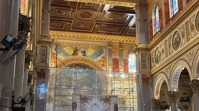 Interior da basílica de Nazaré em restauração