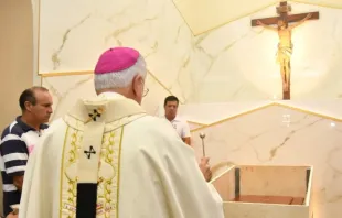 Dom José Luiz Majella abençoa a capela mortuária com os restos mortais do servo de Deus monsenhor Alderigi