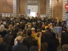 Centenas de espanhóis reúnem-se para rezar o Rosário num acto proibido pelo Governo.