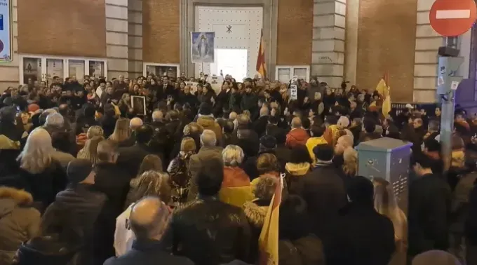 Centenas de espanhóis reúnem-se para rezar o Rosário num acto proibido pelo Governo. ?? 