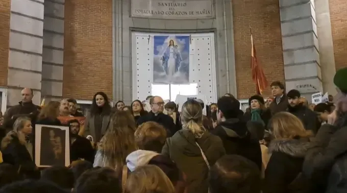 Manifestantes espanhóis mostram os seus rosários em Espanha em protesto contra as ações da Polícia. ?? 