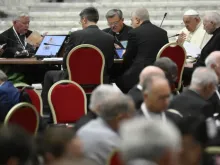 Papa Francisco lidera oração na congregação geral do Sínodo da Sinodalidade no Vaticano em 6 de outubro de 2023.