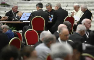 Papa Francisco lidera oração na congregação geral do Sínodo da Sinodalidade no Vaticano em 6 de outubro de 2023.