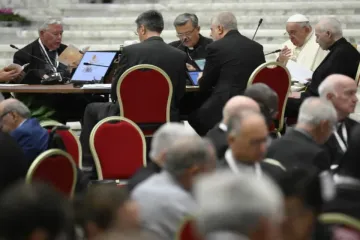 Papa Francisco lidera oração na congregação geral do Sínodo da Sinodalidade no Vaticano em 6 de outubro de 2023