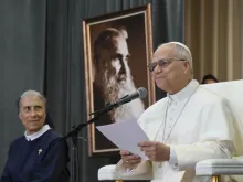 Papa Leão XIV discursa para pacientes e cuidadores no Hospital De La Croix em Jal el Dib, Líbano, em 2 de dezembro de 2025.