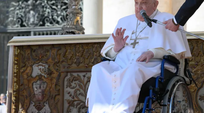 Papa Francisco diz algumas palavras aos fiéis no Vaticano ?? 