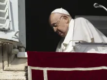 Papa Francisco na janela do Palácio Apostólico, no Vaticano, durante a oração do Ângelus de hoje (14).