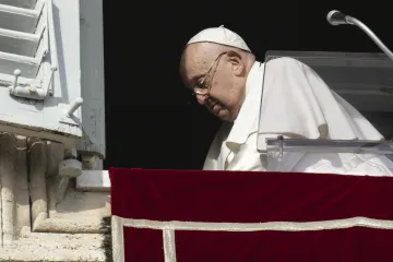 Papa Francisco na janela do Palácio Apostólico, no Vaticano, durante a oração do Ângelus de hoje (14).