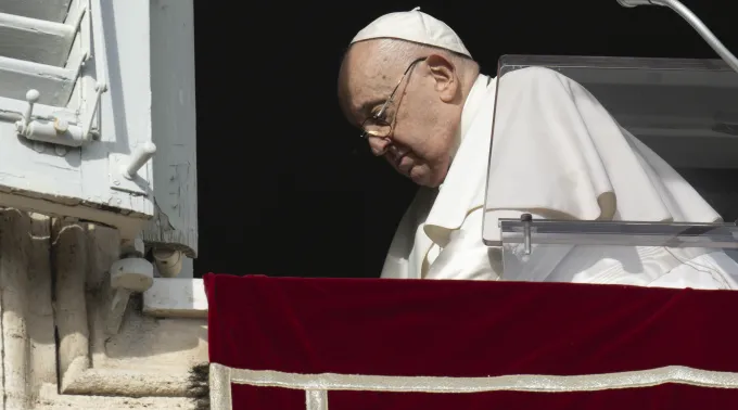 Papa Francisco na janela do Palácio Apostólico, no Vaticano, durante a oração do Ângelus de hoje (14). ?? 