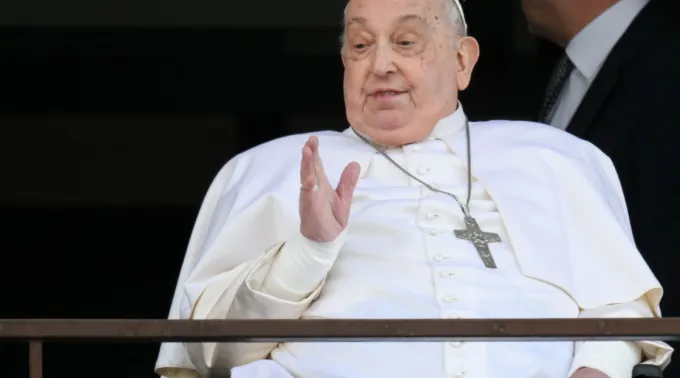 Papa Francisco saúda e abençoa os fiéis antes de voltar para o Vaticano
