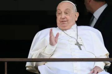 Papa Francisco saúda e abençoa os fiéis antes de voltar para o Vaticano