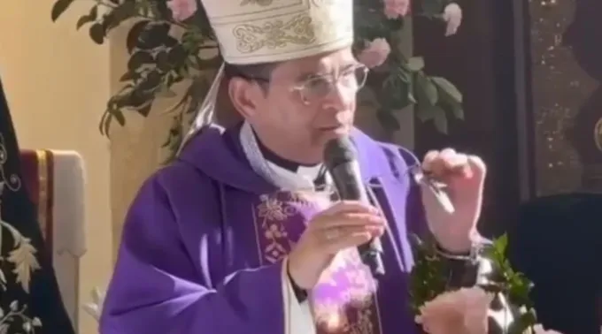 Dom Rolando Álvarez celebrando missa em Sevilla, Espanha. ?? 