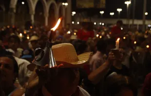 Romeiros com seus candeeiros na Romaria de Nossa Senhora das Candeias de 2024