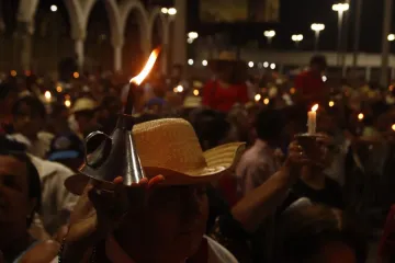 Romeiros com seus candeeiros na Romaria de Nossa Senhora das Candeias de 2024