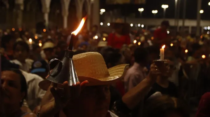 Romeiros com seus candeeiros na Romaria de Nossa Senhora das Candeias de 2024