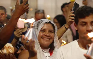 Romeira na procissão luminosa de Nossa Senhora das Candeias em Juazeiro do Norte (CE) no dia 2 de fevereiro de 2025.