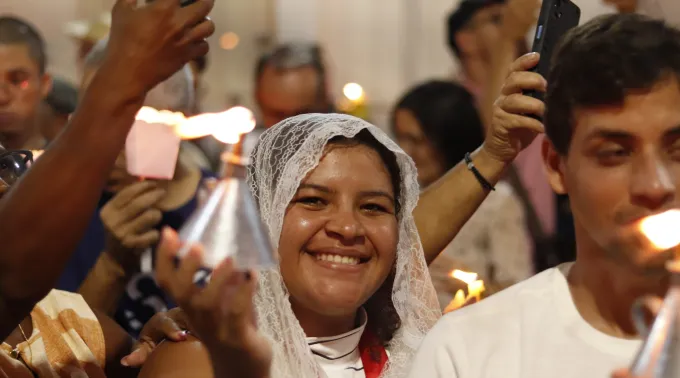 Romeira na procissão luminosa de Nossa Senhora das Candeias em Juazeiro do Norte (CE) no dia 2 de fevereiro de 2025. ?? 