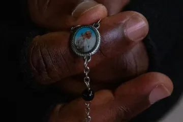 terço com uma medalha com a imagem do papa Francisco