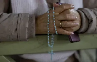 Mulher reza o terço pelo papa Francisco na Praça de São Pedro