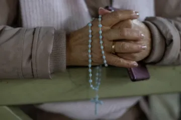 Mulher reza o terço pelo papa Francisco na Praça de São Pedro