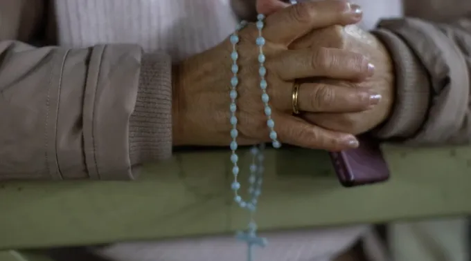 Mulher reza o terço pelo papa Francisco na Praça de São Pedro