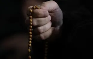 Mulher rezando o Rosário (Imagem de arquivo). Crédito: Daniel Ibáñez/ACI Prensa.