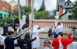 Fiéis rezam o terço em frente ao centro de aborto Oriéntame, no bairro de Teusaquillo, em Bogotá (Colômbia).
