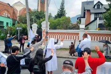 Fiéis rezam o terço em frente ao centro de aborto Oriéntame, no bairro de Teusaquillo, em Bogotá (Colômbia).