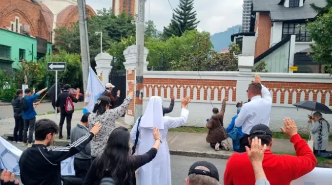 Fiéis rezam o terço em frente ao centro de aborto Oriéntame, no bairro de Teusaquillo, em Bogotá (Colômbia). ?? 
