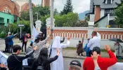 Fiéis rezam o terço em frente a um centro de aborto na Colômbia