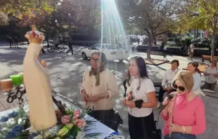 Mulheres rezando o rosário