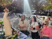 Mulheres rezando o rosário
