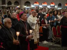 Católicos em Roma rezam o terço pela paz no domingo 15 de outubro.