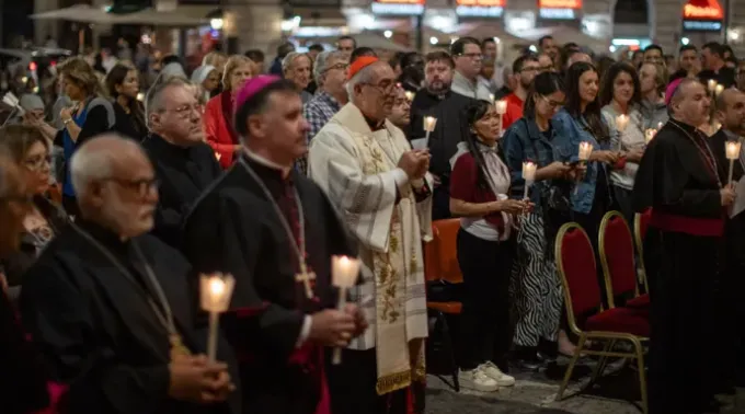 Católicos em Roma rezam o terço pela paz no domingo 15 de outubro. ?? 