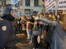Manifestantes espanhóis mostram os seus rosários na Espanha em protesto contra as ações da Polícia.