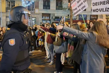 Manifestantes espanhóis mostram os seus rosários na Espanha em protesto contra as ações da Polícia.