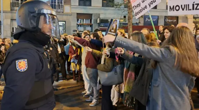 Manifestantes espanhóis mostram os seus rosários na Espanha em protesto contra as ações da Polícia. ?? 
