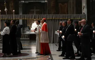 Delegados do Sínodo da Sinodalidade participam da oração do terço pela paz na basílica de São Pedro.