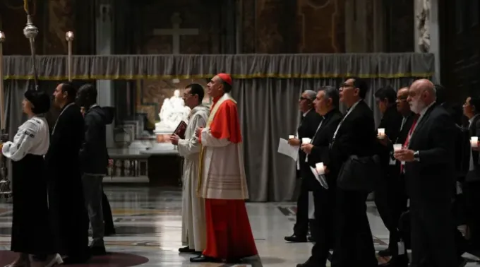 Delegados do Sínodo da Sinodalidade participam da oração do terço pela paz na basílica de São Pedro. ?? 