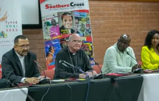 Coletiva de imprensa da SACBC. Da esquerda para a direita: dom Sipuka, presidente da SACBC; cardeal Brislin, porta-voz da SACBC; Shaka Dzebu da Comissão de Justiça e Paz; Sheila Pires, gerente de comunicação da SACBC.
