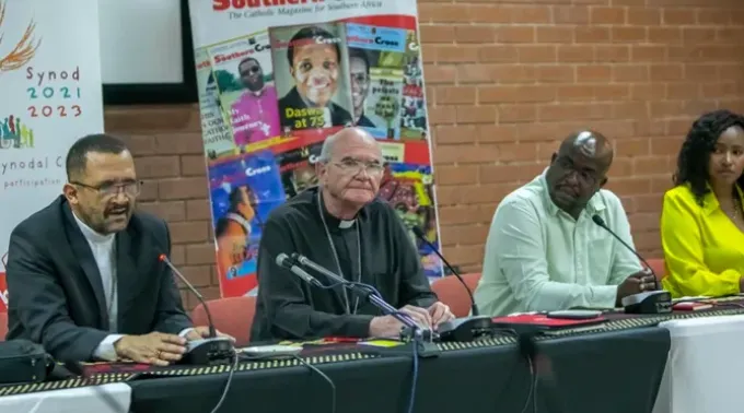 Coletiva de imprensa da SACBC. Da esquerda para a direita: dom Sipuka, presidente da SACBC; cardeal Brislin, porta-voz da SACBC; Shaka Dzebu da Comissão de Justiça e Paz; Sheila Pires, gerente de comunicação da SACBC. ?? 