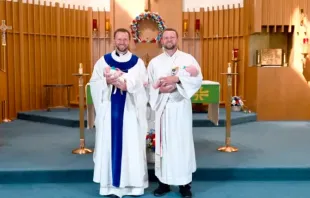 Gêmeos batizados por gêmeos - Gianna e Andrew Renwick com o padre Ben e o Diácono Luke Daghir.