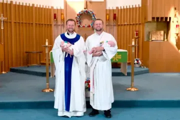 Gêmeos batizados por gêmeos - Gianna e Andrew Renwick com o padre Ben e o Diácono Luke Daghir.