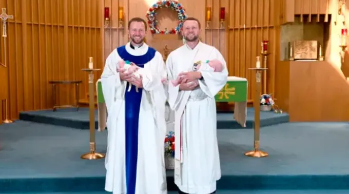 Gêmeos batizados por gêmeos - Gianna e Andrew Renwick com o padre Ben e o Diácono Luke Daghir. ?? 