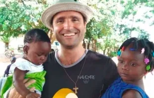 Padre Matteo Pettinari, o “missionário incansável”, morreu num acidente na Costa do Marfim.