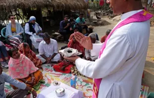 Celebração da Quarta-Feira de Cinzas na vila de Mitrapur, Bengala Ocidental, Índia.